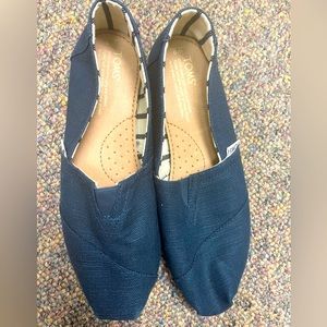 Worn once EUC navy blue size 9 TOMS slip on shoe